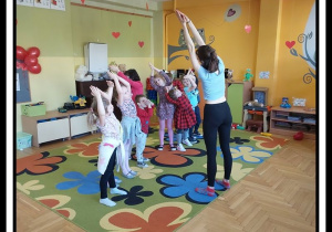 Dzieci z Sówek ćwiczą jogę z panią Kaliną